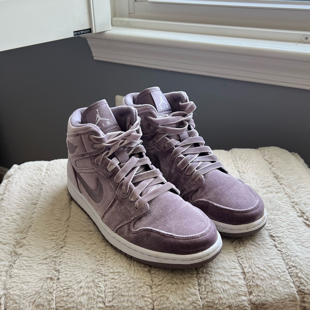 EUC Nike Air Jordan 1 Mid SE purple smoke